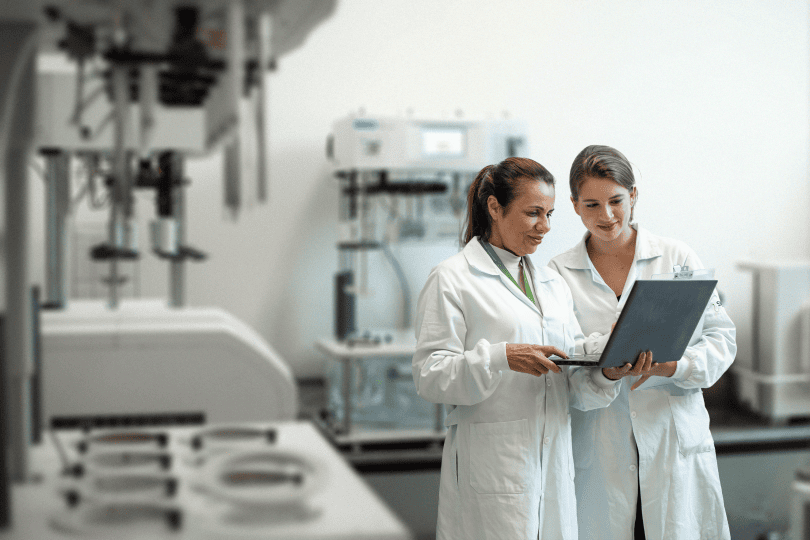 Equipe técnico-científica fazendo documentos regulatórios - dossiê CTD, medical writing e mais