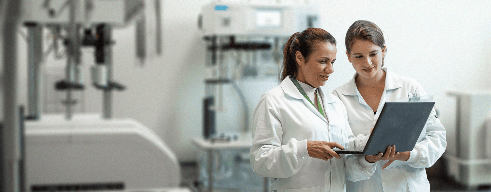 Equipe técnico-científica fazendo documentos regulatórios - dossiê CTD, medical writing e mais